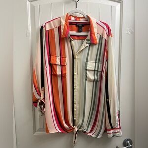 Very nice blouse for work or a lunch or shopping date!